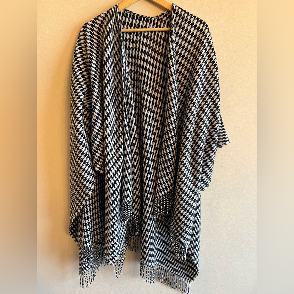 Houndstooth Poncho Sweater/Shaw